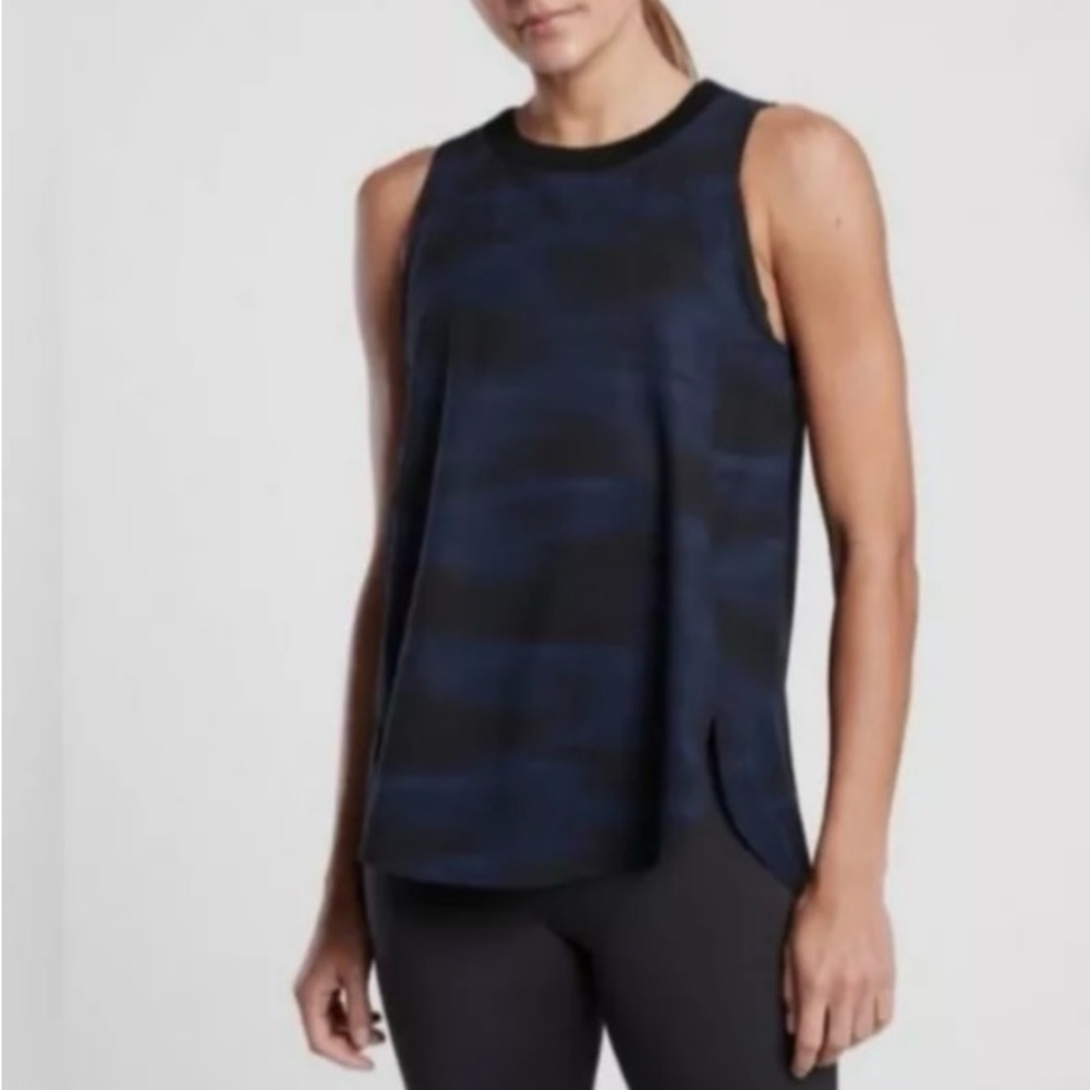 Athleta Zephyr tank in blurred camo of blue and black.